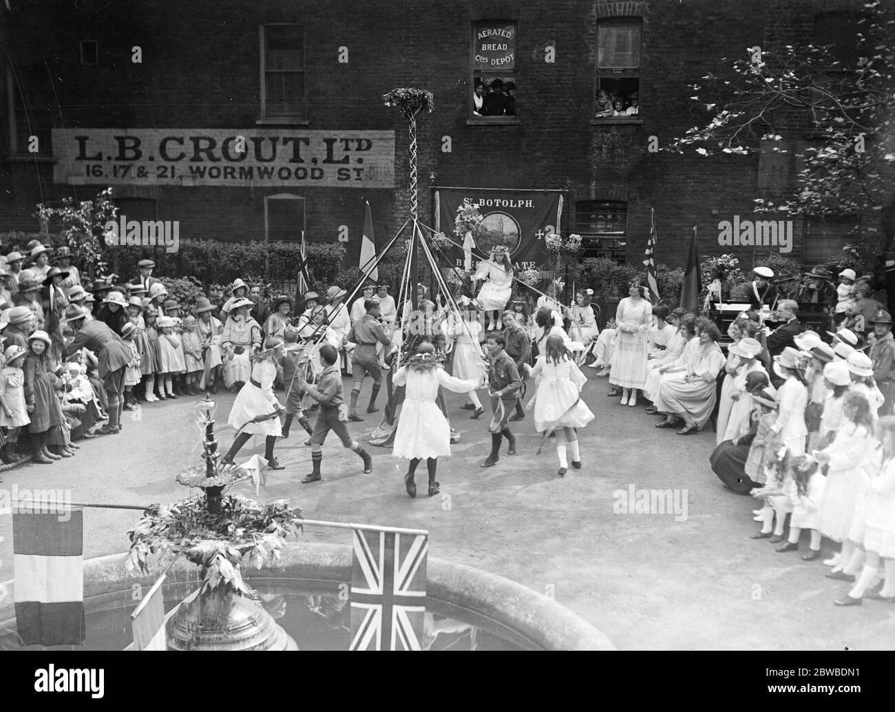 May Day celebrastions at St Botolph ' s Bishopsgate The May Pole dance in progress 21 June 1919 Stock Photo