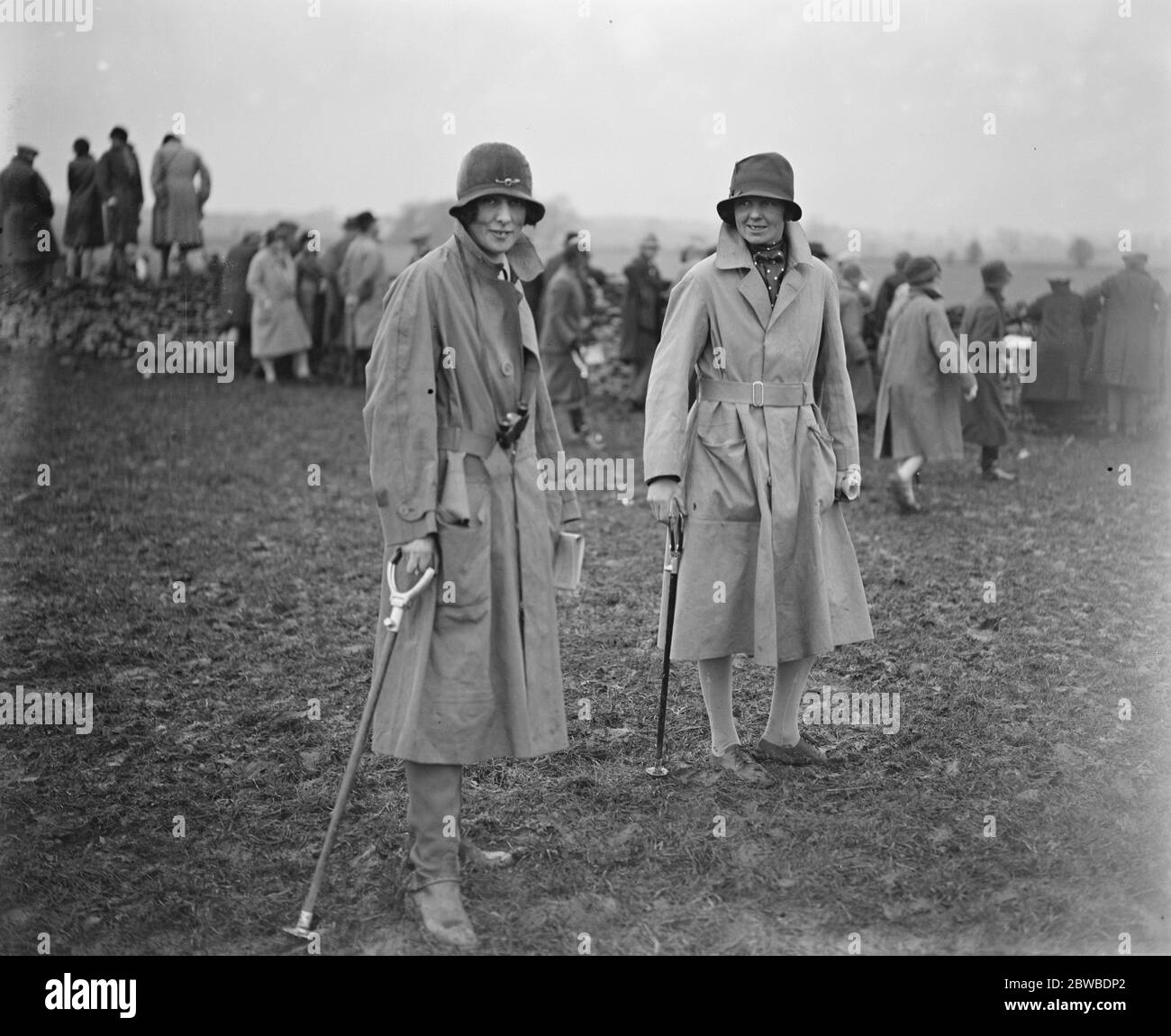 Beaufort Hunt point to point at Leighterton . Countess of Essex and Miss Carden . 1928 Stock Photo