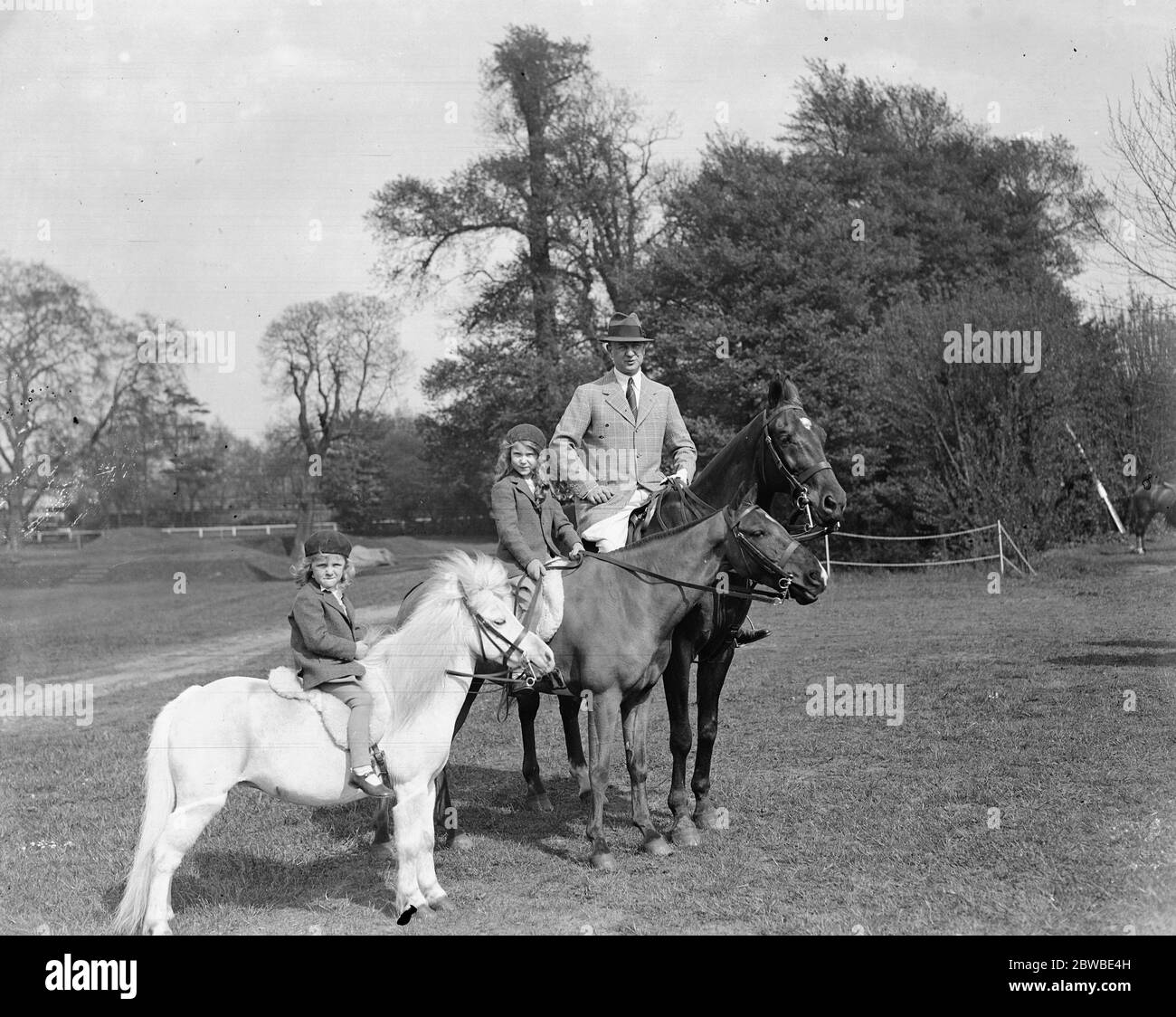 At Ranelagh Mr Gerald Madlener with his small daughters Evelyn and Alice 14 May 1932 Stock Photo