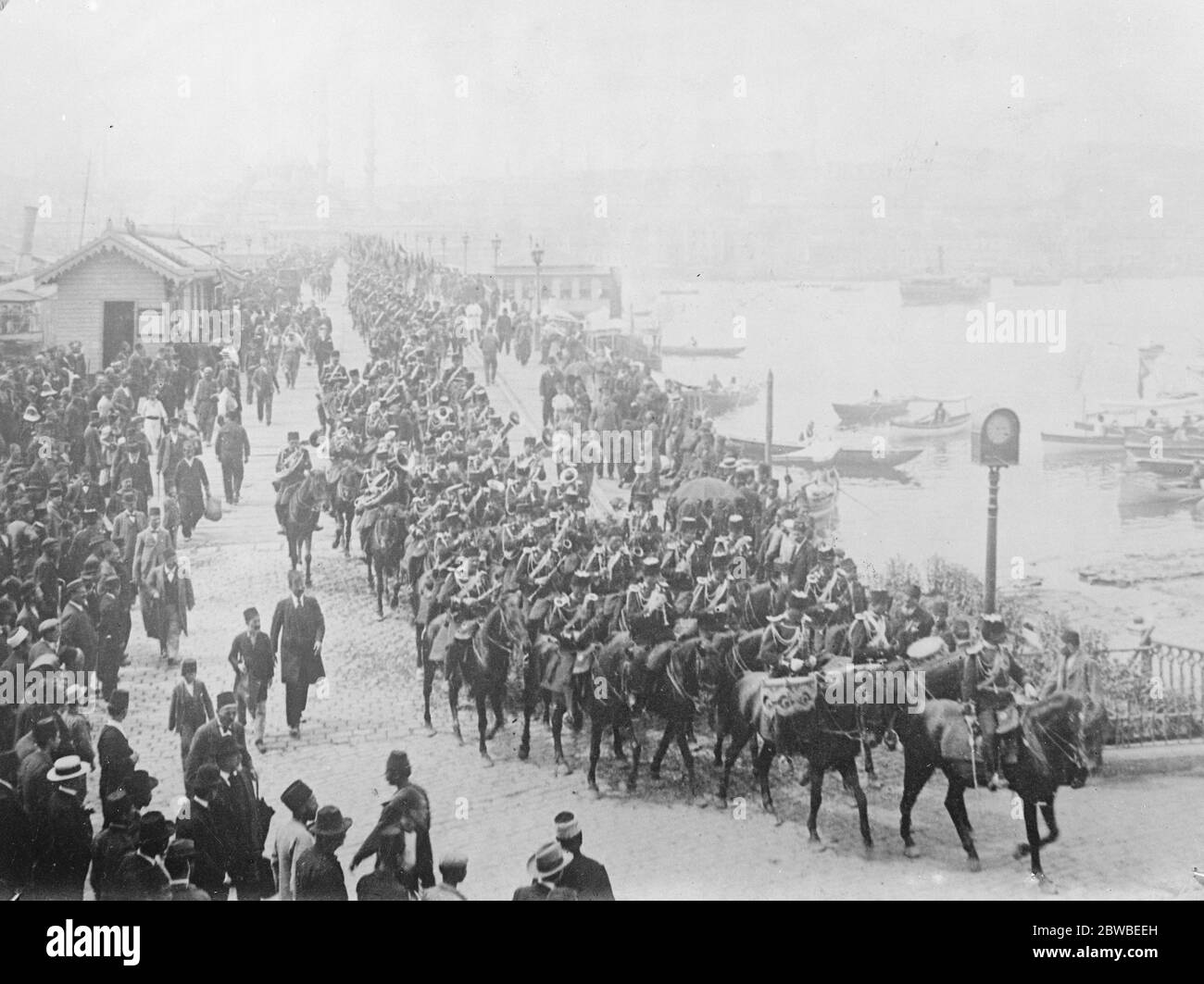 Kemal ' s Mialed Fist  Turkish Cavalry headed by their band , crossing from Stamboul to the European quarters of Pera and Galata  9 November 1922 Stock Photo