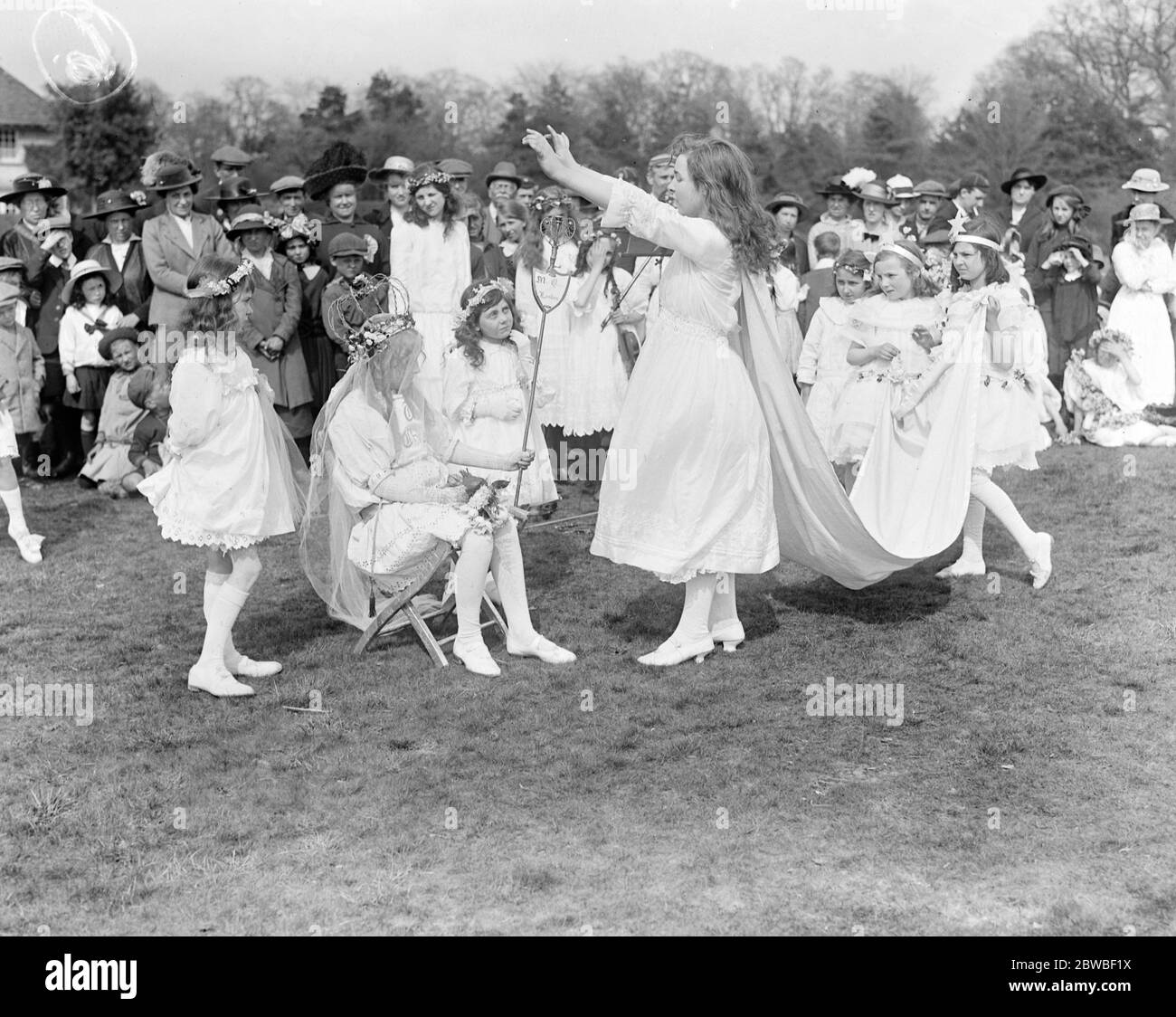The crowning of London 's May Queen at Hayes Common . 5 May 1917 Stock Photo