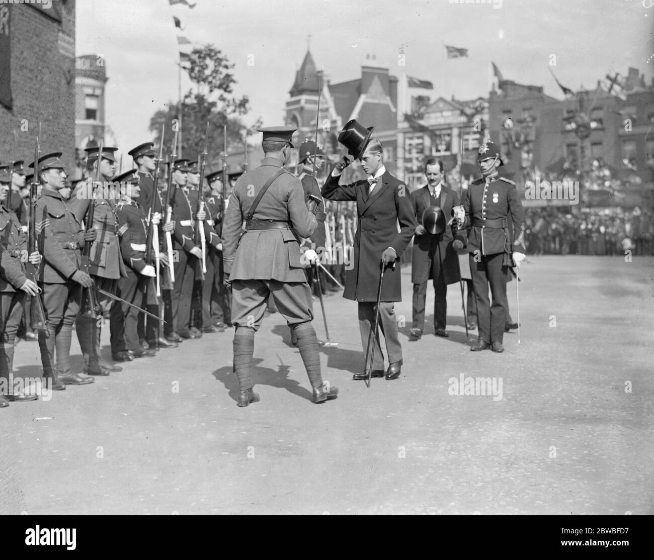 Prince of Wales at Kennington . Prince of Wales inspects the guard of honour ( 4th Surrey Territorial Regiment ) . Stock Photo