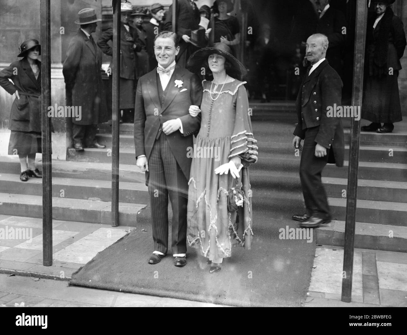 Wedding of Captain R E Joyce , M B E and Miss M J Martyn at Brompton , Oratory 18 October 1923 Stock Photo