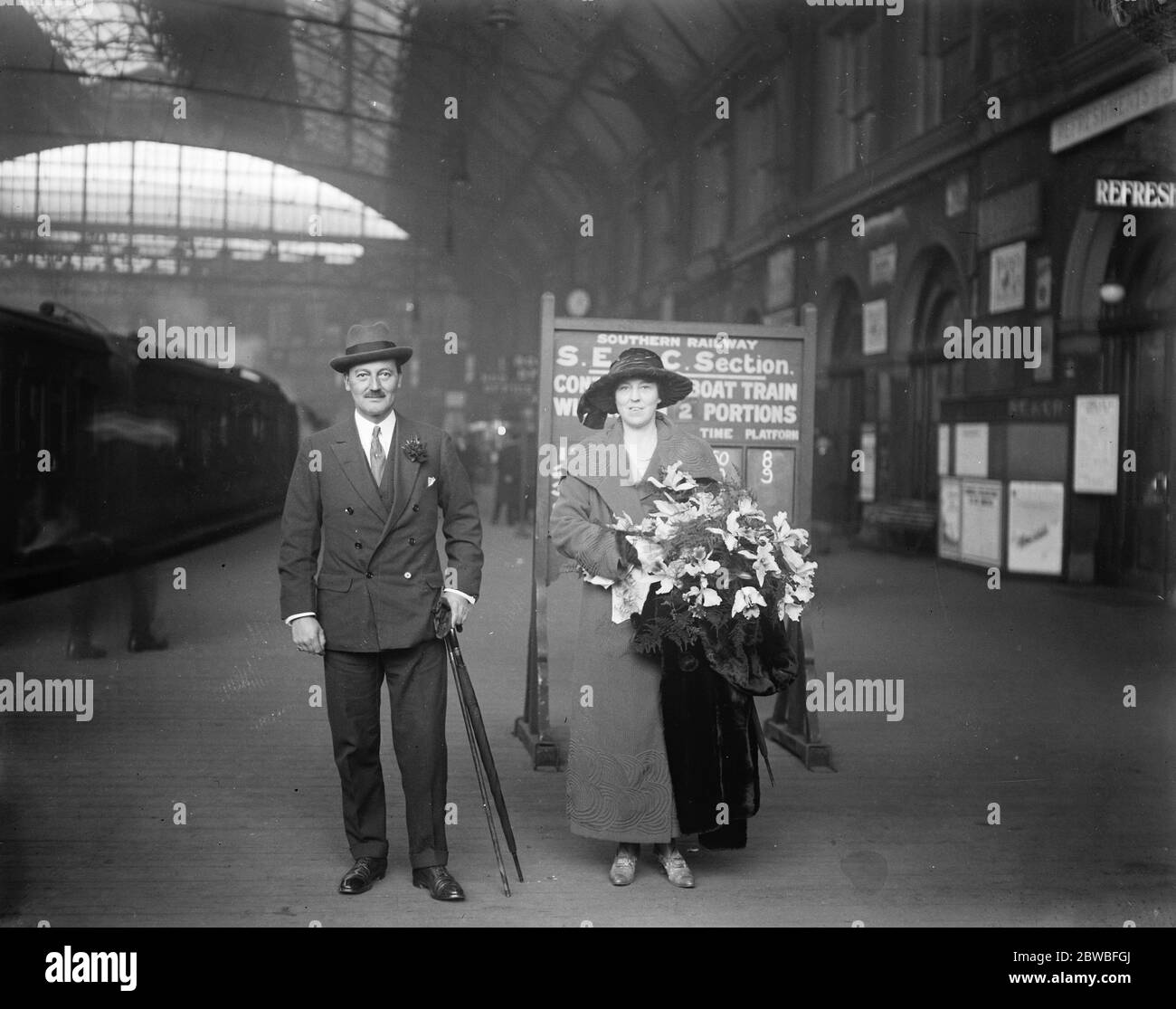 Governor Designate of Bombay leaves London Lieutenant Colonel Sir Leslie Wilson , Governor Designate of Bombay and Lady Wilson at Victoria Station , London just before their departure for India 22 November 1923 Stock Photo