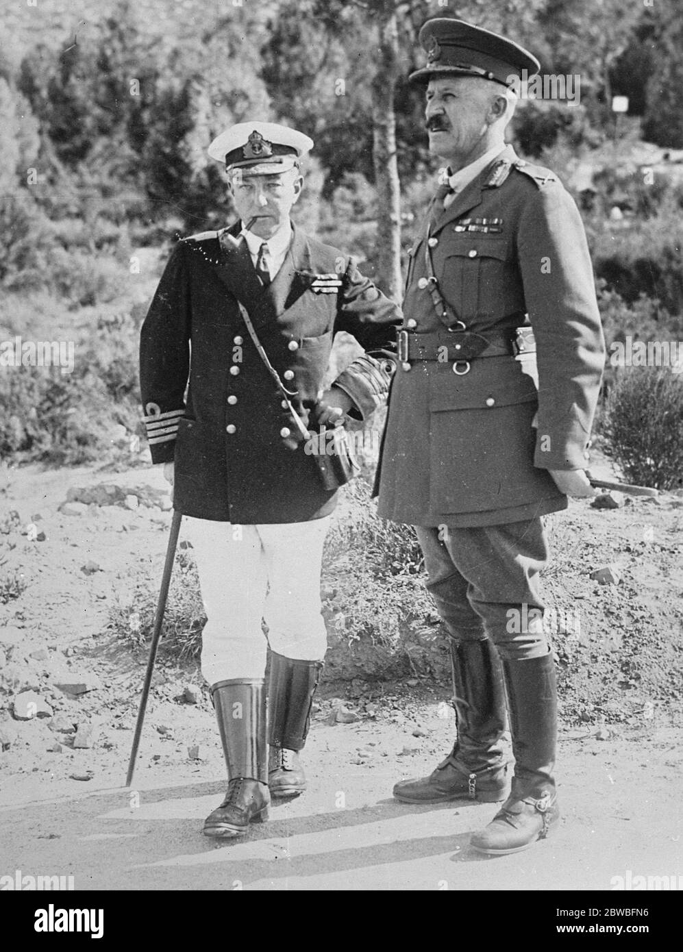 The Earl of Athlone witnesses big South African mimic battle at Constantia Nek . Cape Town Highlanders against railways and the harbours regiment , the Duke , and the Capt Peninsula Rifles . Brigadier General Brink , Secretary and Chief of the General Staff , and Capt Gordon Campbell , VC , watching the battle . 31 March 1924 Stock Photo