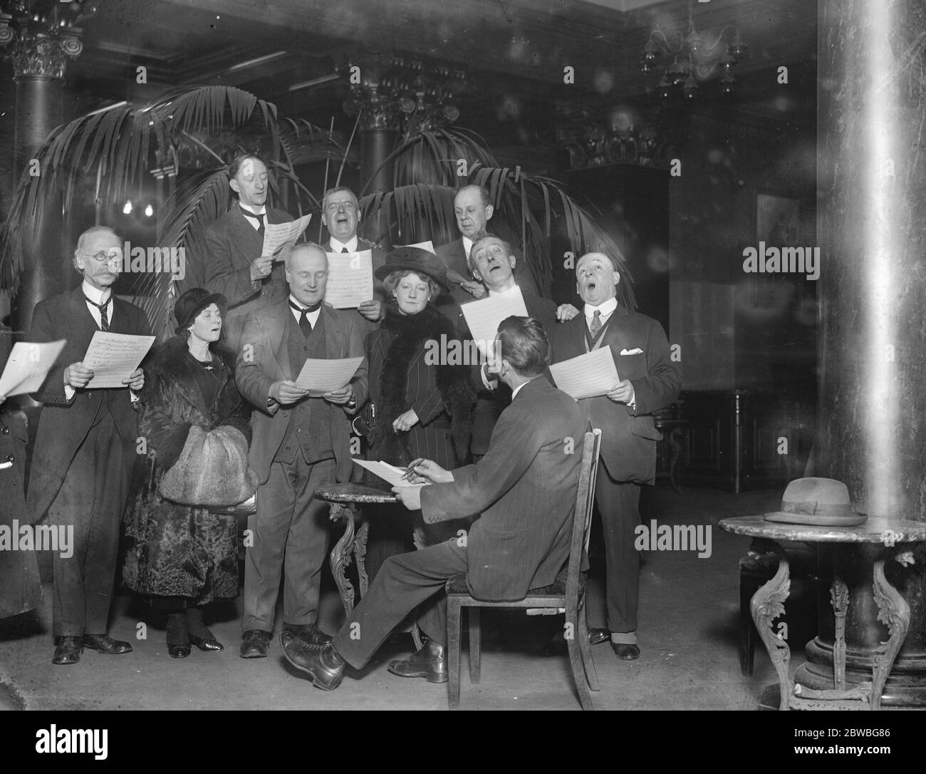 Old variety stars rehearsal at the Palladium for their christmas season there top row Charles Lee , Charles Bignall and Jake Friedman Lower row left to right Florrie Robina , Joe Tabrar , Leo Dryden , Marguerite Cornille , Tom Costelio and Arthur Roberts 19 December 1922 Stock Photo