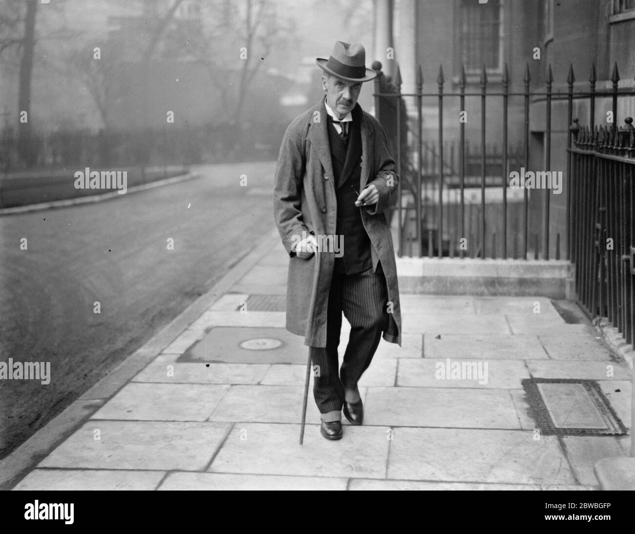The Fine Arts Commission sits at Whitehall gardens . Mr T H Mawson , President of the Town Planning Institute arriving . 7 March 1924 Stock Photo