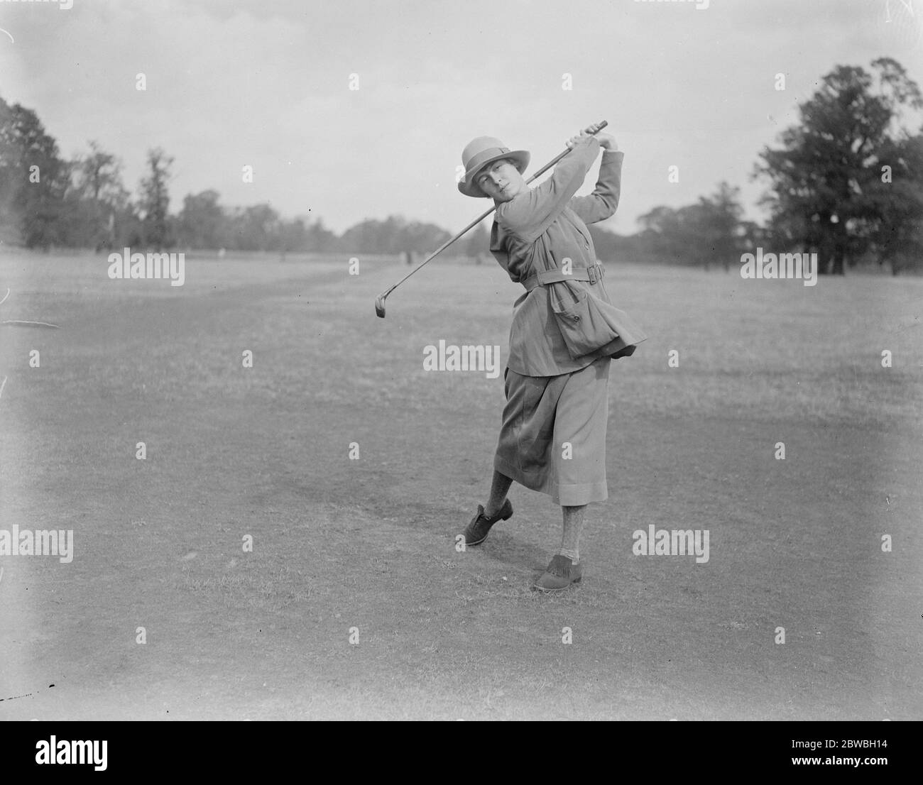 Girls Golf Championship Miss Audrey Croft ( Ashford Manor ) drivining   13 September 1921 Stock Photo