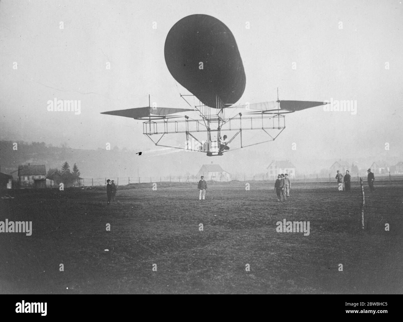 Vertical Flying by 25 Horse Power Helicopters Small Balloon as stabiliser but to be discarded in further experiments . Experiments in vertical flying at Valentigny , by M Oehmichen ' s famous experimental machine appears at Monaco 21 April 1921 Stock Photo