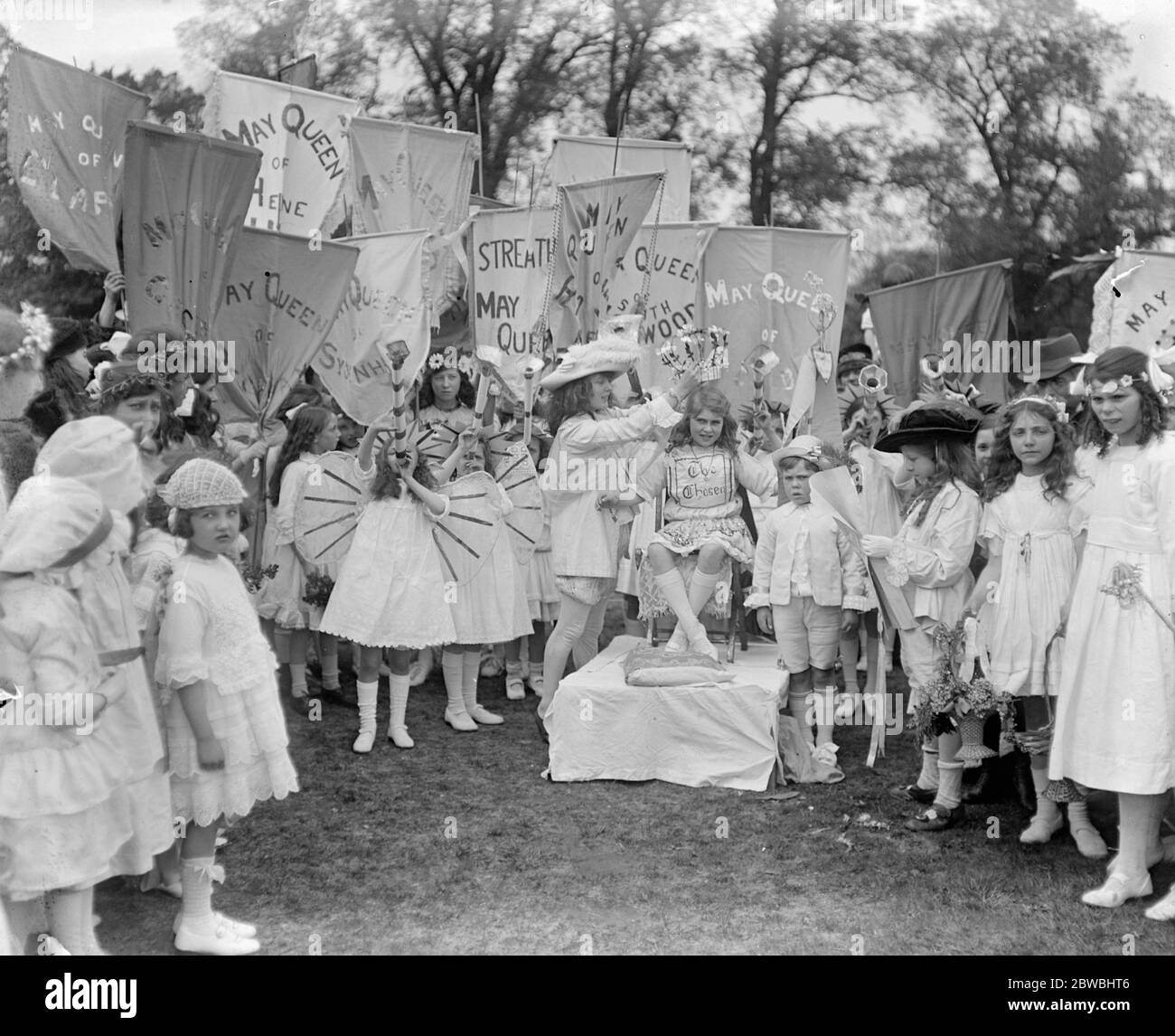 Crowning of May Queen at Hayes Common 2 May 1920 Stock Photo