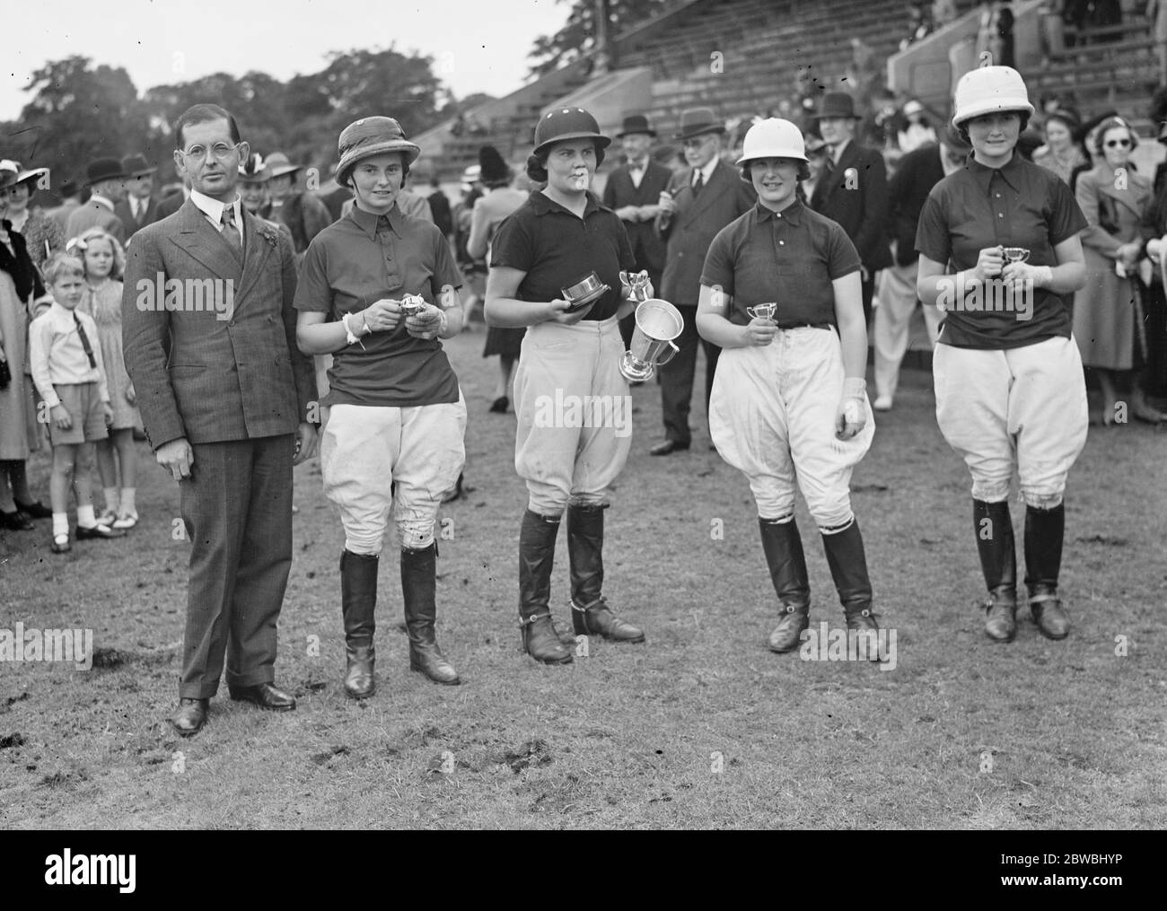 Hurlingham- Ladies Polo Barton Abbey versus Rugby for the Clanbrassil cup Rugby Winners , left to right Mr Rowan Hamilton , Miss N Balding , Miss Judy Forwoo , Miss P Lacey and Miss F Balding 22 July 1939 Stock Photo