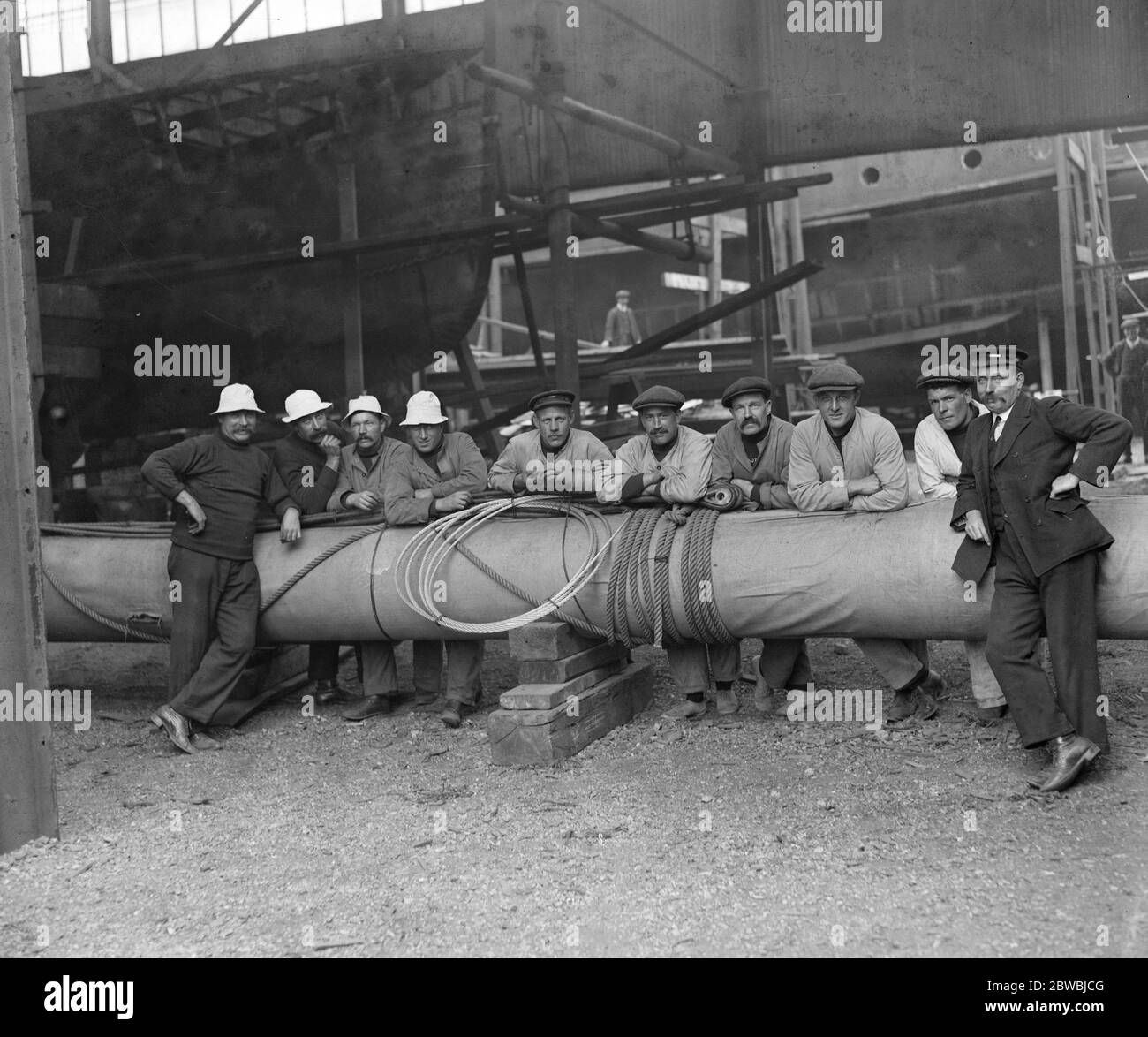 Shamrock IV at Gosport The mate and crew leaning on the mast 26 May 1914 Stock Photo