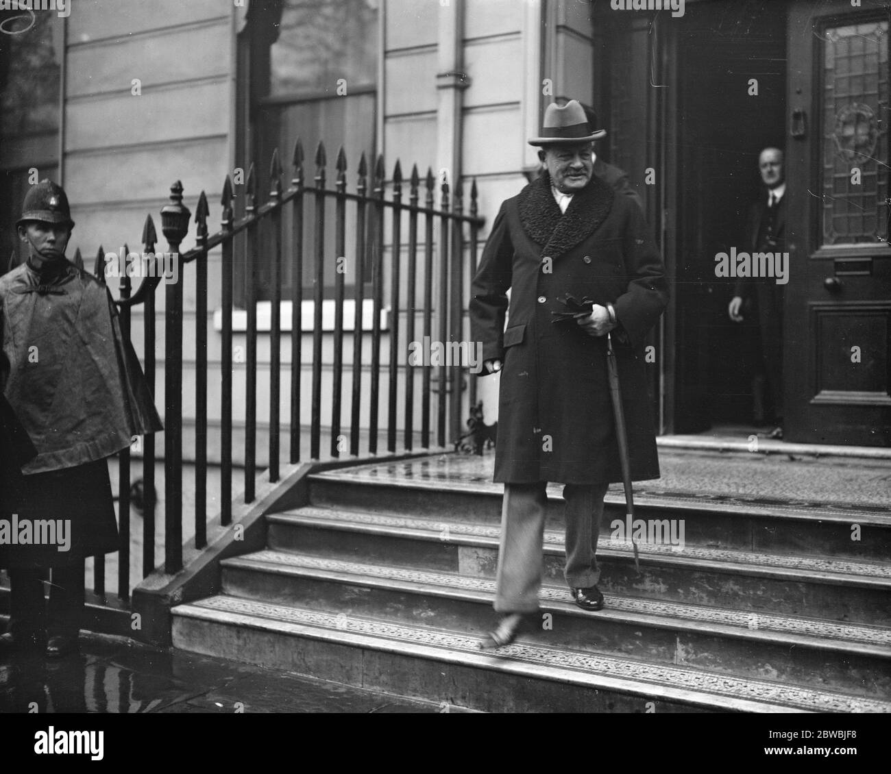 Lord Byng leaving his town house for the Riviera 21 November 1930 Stock Photo