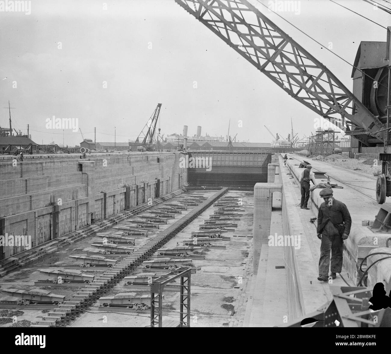 Largest dry dock Black and White Stock Photos & Images Alamy