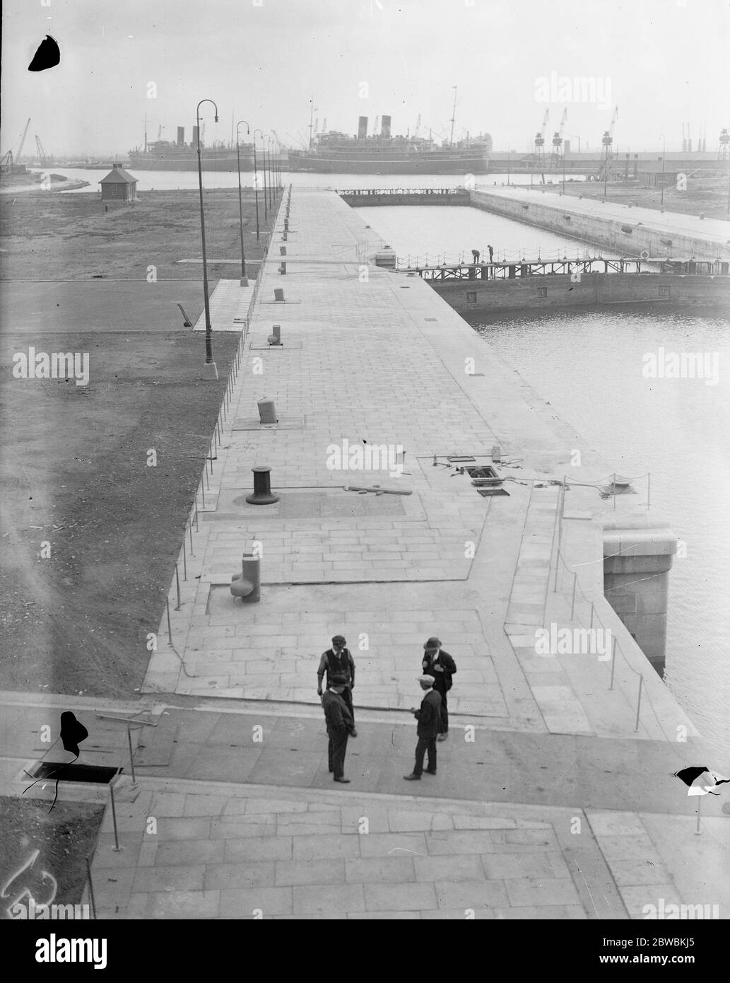 The PLA £ 3 , 000 , 000 dock improvement scheme at Tilbury The three sets of lock gates through which a vessel must pass to reach dry dock 29 August 1929 Stock Photo