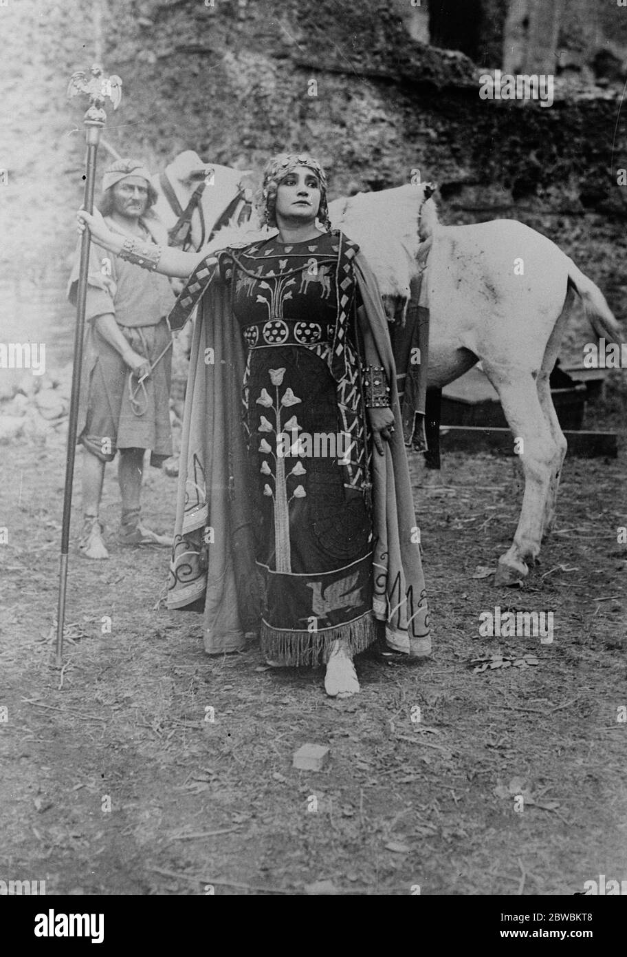 The Queen in a D ' Annunzio Tragedy The distinguished Italian artist Teresa Franchini as ' Queen Fedra ' in D ' Annunzio tragedy ' Fedra ' which was superbly performed at the Stadium Patationo 28 October 1922 Stock Photo