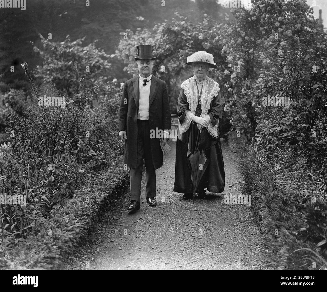 Lord Phillimore ' s Garden Party To American Bar Association Lord and Lady Phillimore gave a garden party to members of the American Association at Cam House Lord and Lady Phillimore photographed in the garden of the Cam House , immediately prior to the arrival of the guests 21 July 1924 Stock Photo