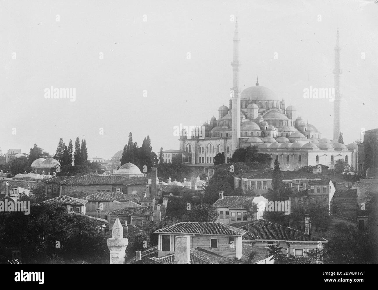 Sultan visit to the Mosque of Mohommed . The conqueror regarded by the Turks as an omen 18 September 1922 Stock Photo