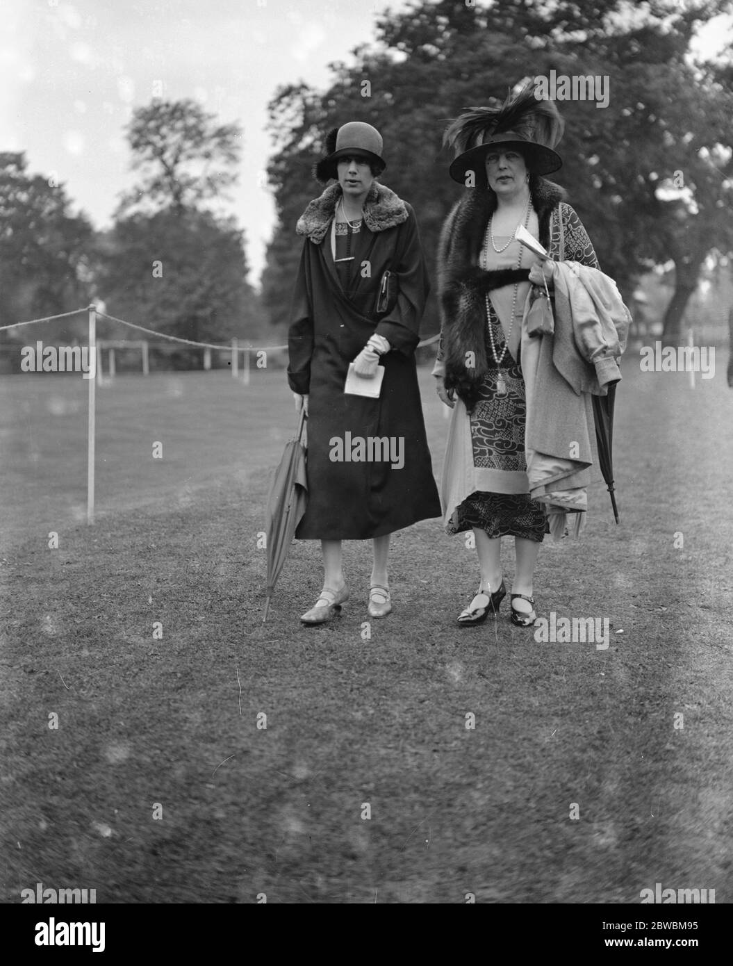 Ladies mounted sports at Ranelagh . Mrs Cecil Stafford and Mrs Norman Perkins . 1925 Stock Photo