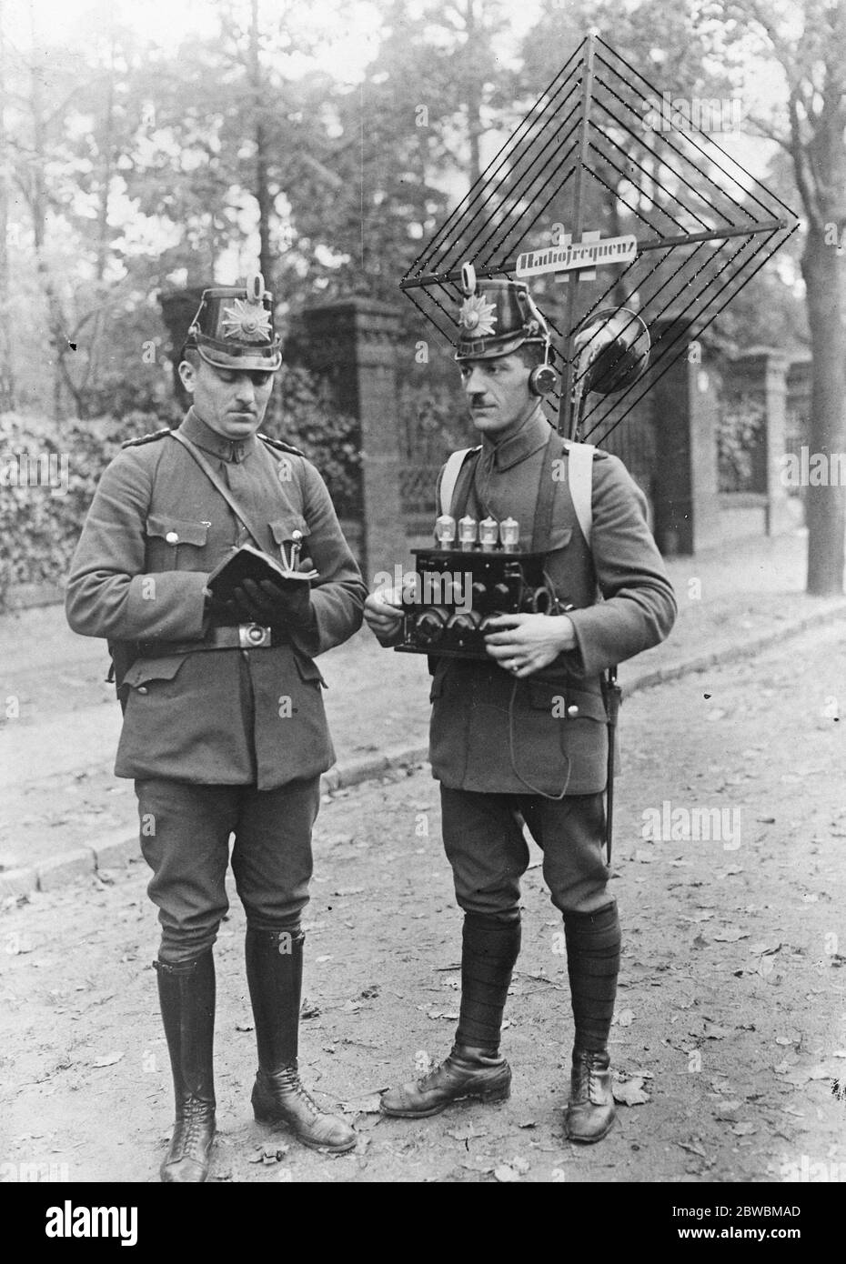 Walking police wireless receiving and transmission station . Quick response to all calls for assistance In order that calls for aid and reinforcements may be quickly responded to the instructions issued without delay , patrolling police in Berlin have been equipped with compete wireless receiving and transmission stations. The photo shows a wireless policeman relaying instructions to another officer 26 October 1923 Stock Photo