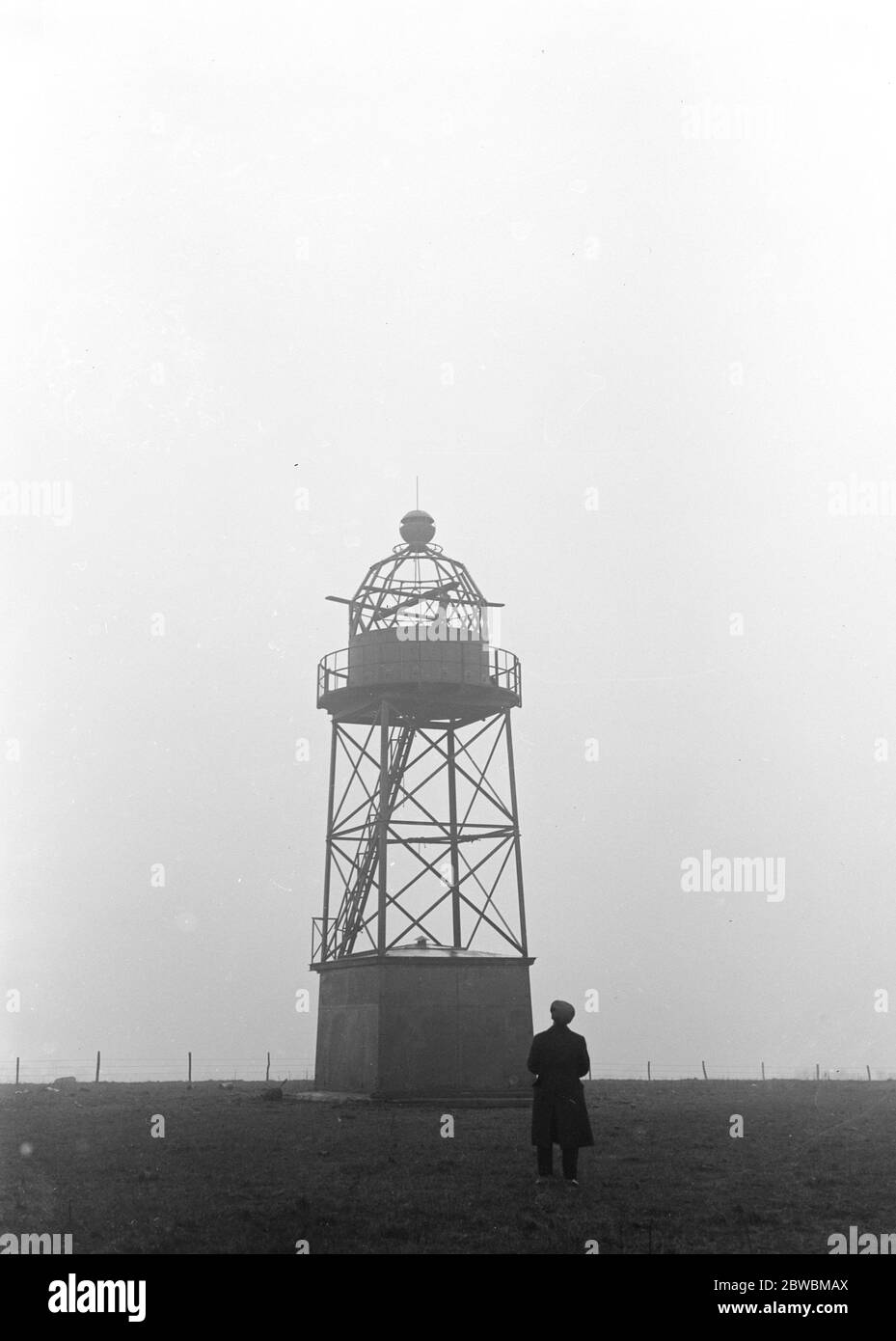 The new land lighthouse at Tatsfield 8 miles South East of Croydon in the Tandridge district of Surrey for the guidance of aerial traffic . the lighthouse is situated on a commanding height 8 April 1922 Stock Photo