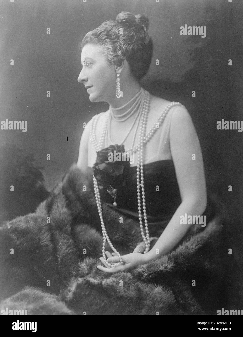 Pearls 1920s hi-res stock photography and images - Alamy