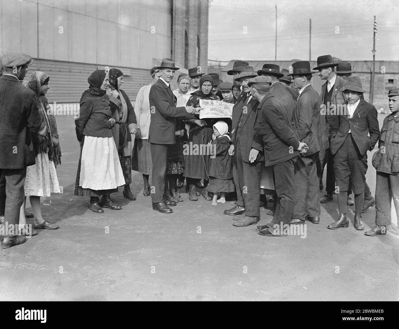 Atlantic Park , emigrant station at Southampton The manager giving instruction to emigrants 1923 Stock Photo