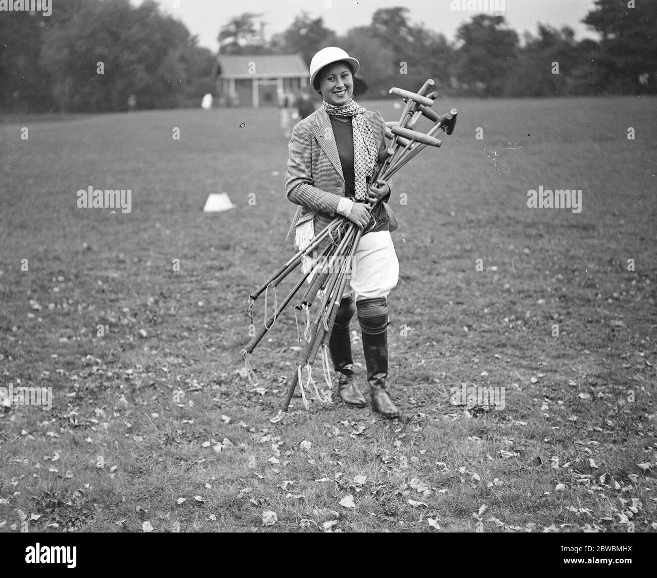 Ladies Polo at Ranelagh . Southdown Ladies versus the National School of Equitation . Miss D'Arcy Defries , Captain of the Southdown Ladies team collects the polo sticks . 1933 Stock Photo