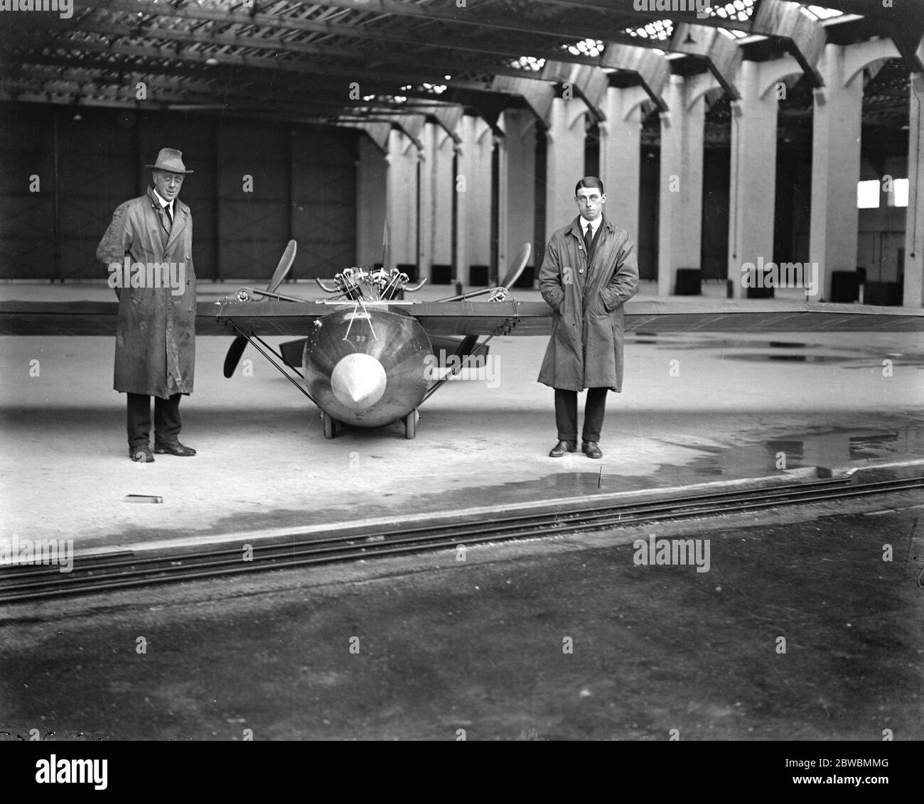 The mile a minute glider . Record breaking British 5 6 Hp flyer Major Gnospelius ( left ) and Mr Lancaster Parker with their recordbreaking glider 30 May 1923 Stock Photo