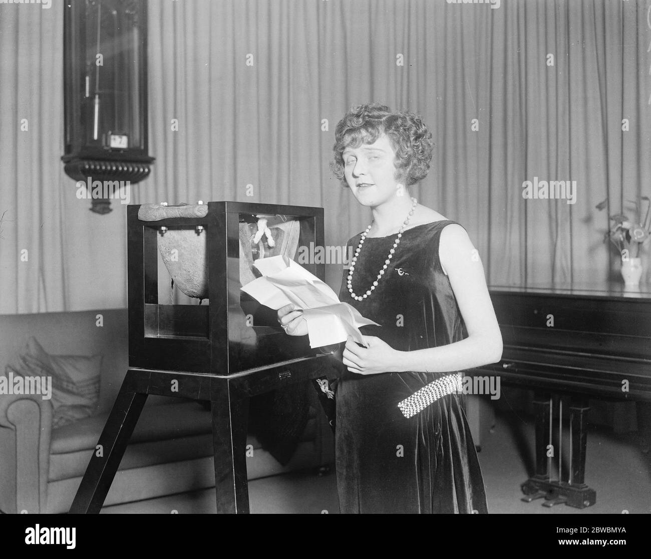 Betty Balfour Broadcasts for British Film Weeks Miss Betty Balfour , the popular British film star , broadcasting from 2 L O London , in support of British Film week 28 January 1924 Stock Photo