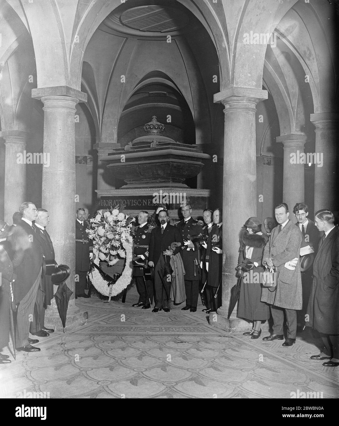 American Navy Day in London . Wreath places on Nelson 's tomb in St Paul 's Cathedral . The scene in the crypt showing the wreath on Nelson 's tomb . Next to the wreath are Capt Hussey and Admiral Fitz Maurice . 27 October 1923 Stock Photo
