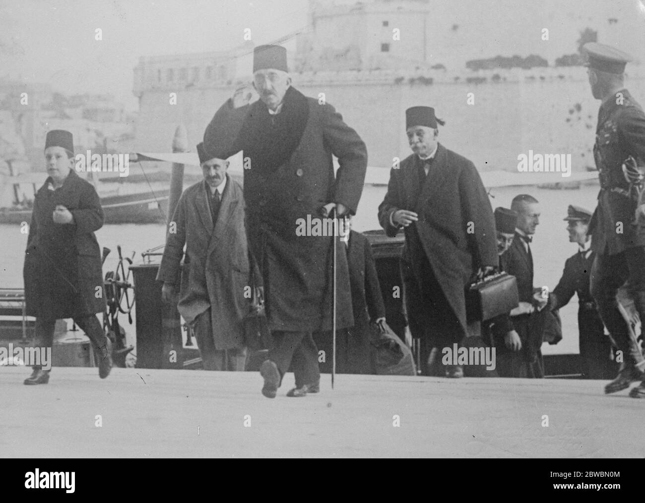 First photograph of the Sultan and his son at Malta  The Sultan Mohammed VI of Turkey arriving at the Custom house Valetta , Malta with his son Prince Mohammed Ertogroul ( left )   29 November 1922 Stock Photo