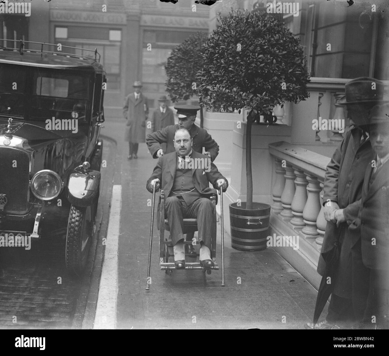 Meeting at the Hotel Cecil to elect new leader of the Conservative Party . Major Cohen , the invalid MP arriving . 28 May 1923 Stock Photo