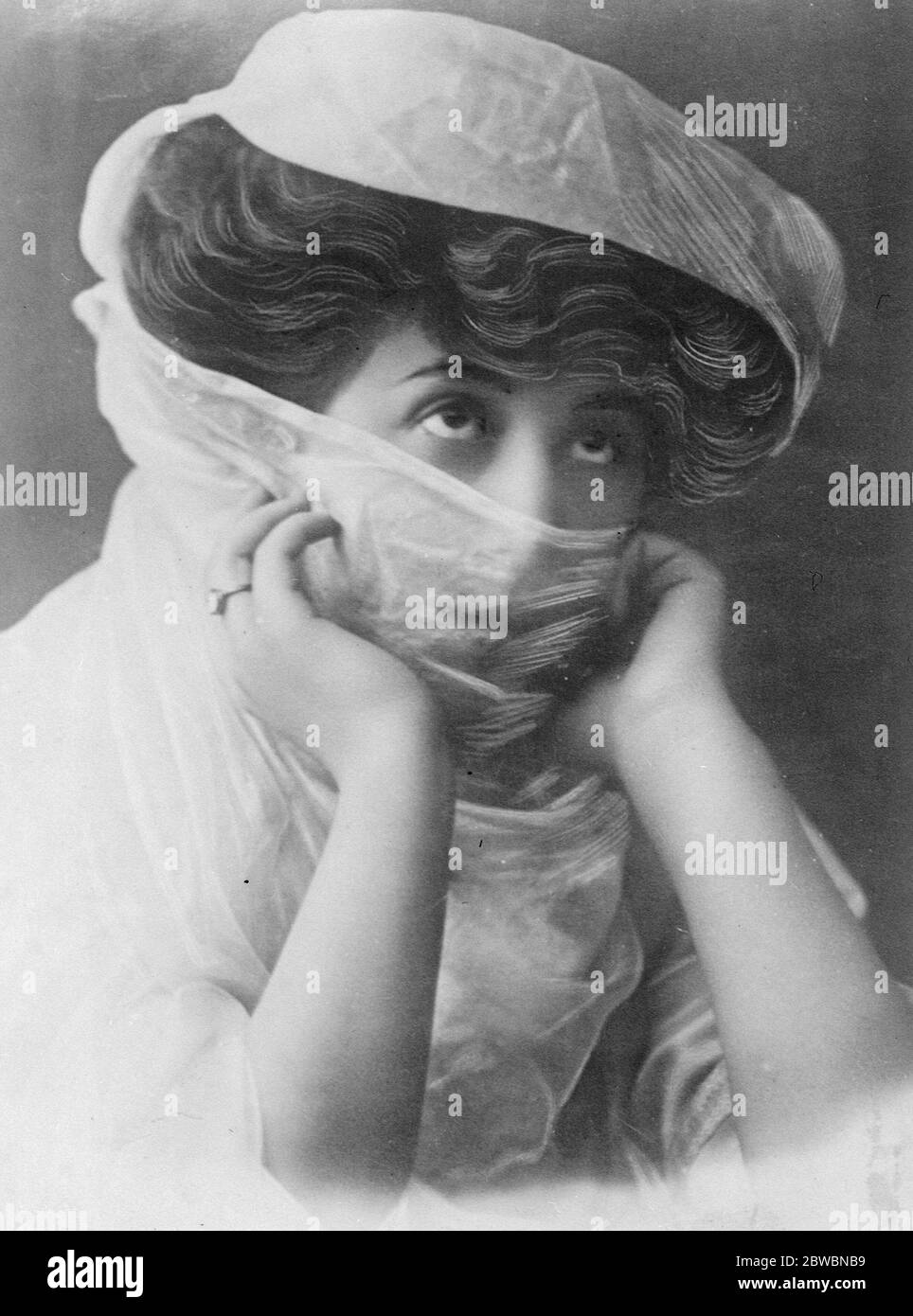 Princess Najiem Sultan Denies her husband ' s death . A niece of the late Sultan and wife of Enver Pasha , who has publicly declared that she heard from Enver at the beginning of November   5 December 1922 Stock Photo