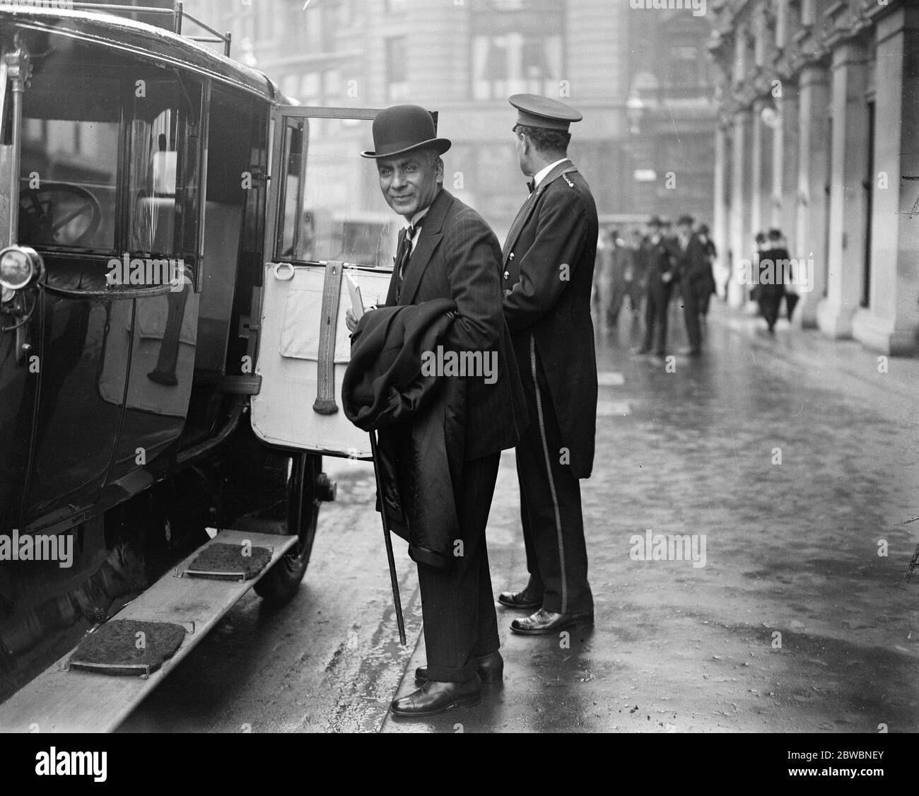 India ' s Imperial Confernece Representative Sir Bahada Sapru , one of the Indian representatives for theImperial Conference leaving the Carlton Hotel , London 25 September 1923 Stock Photo