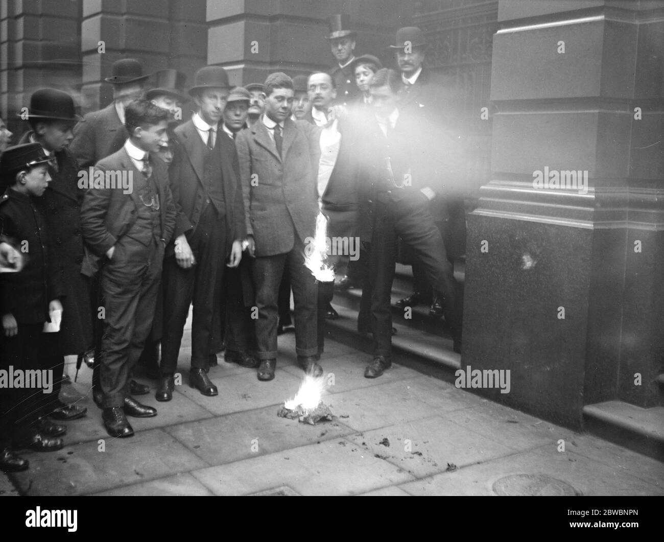 Burning one of a bundle of German flags which fetched £50 at the Baltic exchange 17 January 1917 Stock Photo