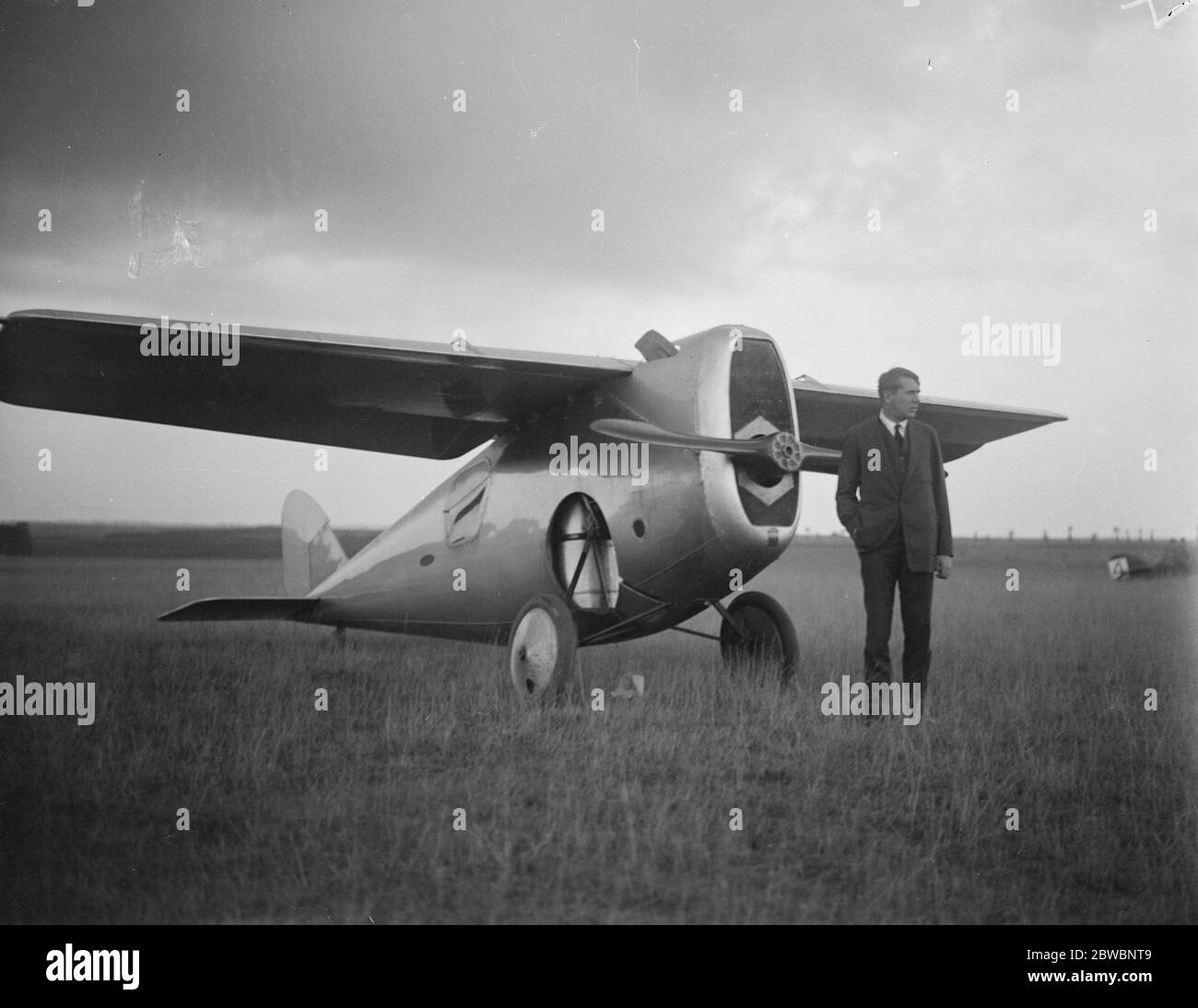 Monoplane Racer The Dayton Wright machine . It is a monoplane with such a small supporting surface that the total wing space is stated to be not more than 137 square feet . The pilot Howard Rinehard is standing in front of the machine 27 September 1920 Stock Photo