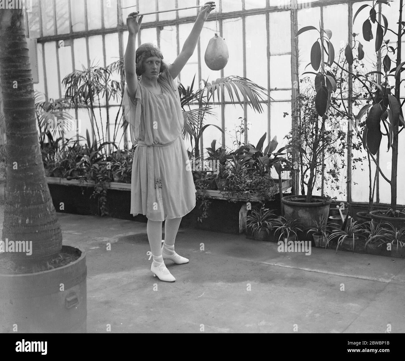 Society Childrens Garden Party at the Royal Botanic Gardens Lady Jean Ramsey ( Jester Dance )   22 June 1922 Stock Photo