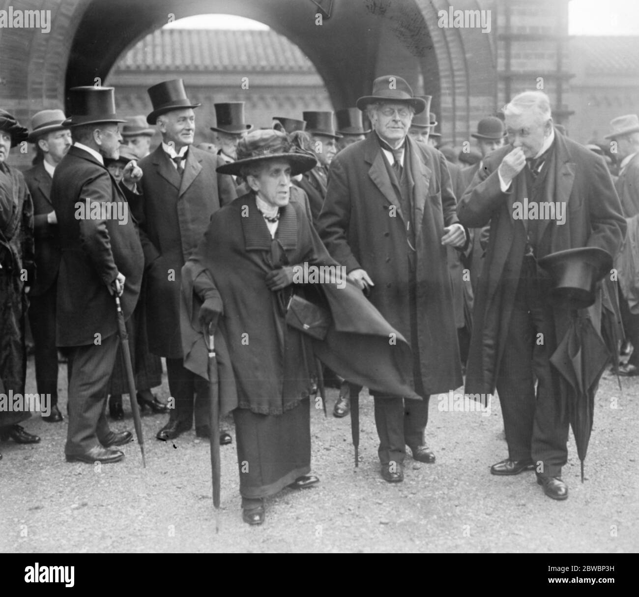 Funeral of Lord Morley at Golders Green Mr Augustine Birrell ( centre ) 27 September 1923 Stock Photo