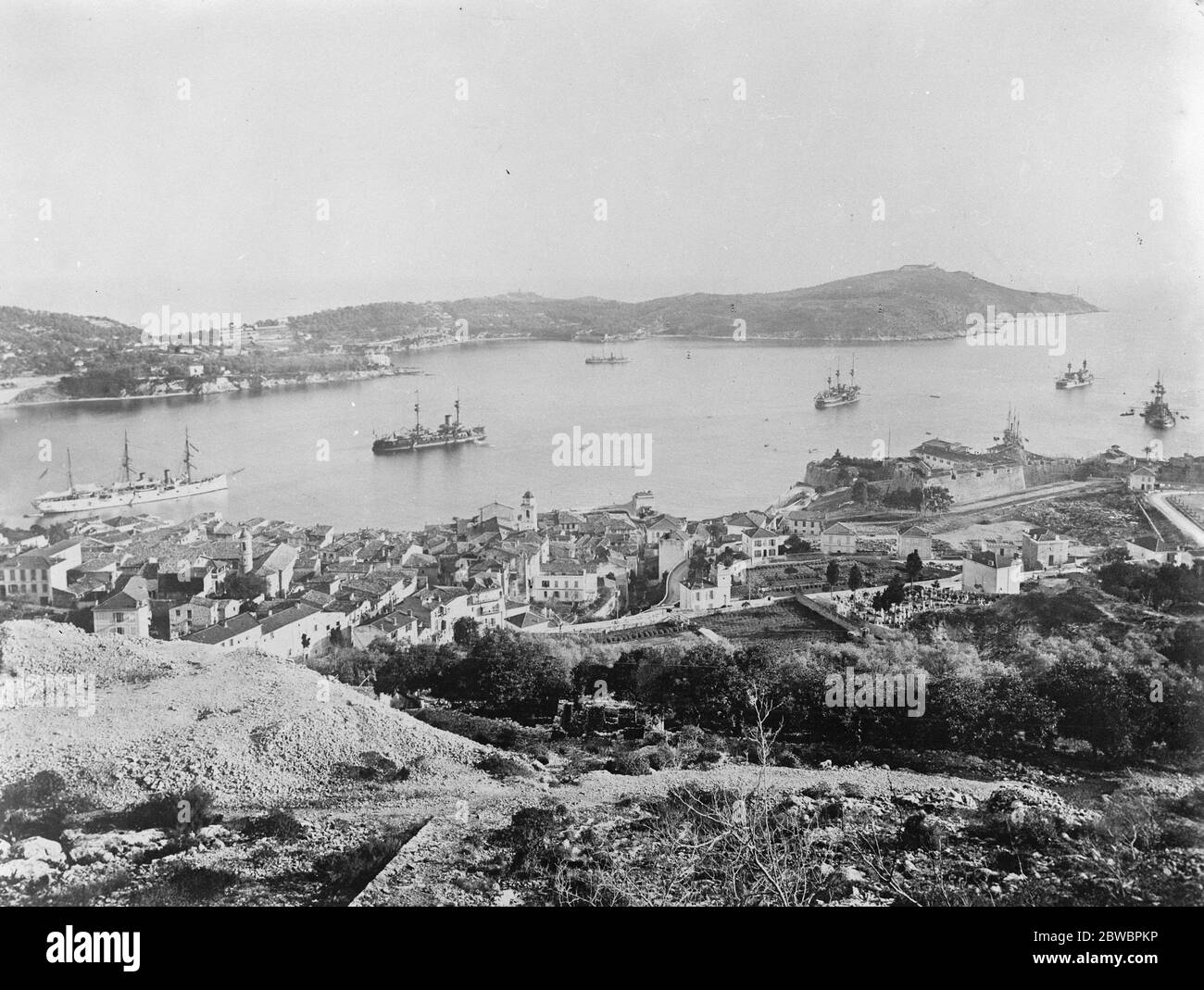 The Royal yacht expected to put in at the Villefranche harbour to await the King and Queen . The town and roadstead of Villefranche . 11 March 1925 Stock Photo