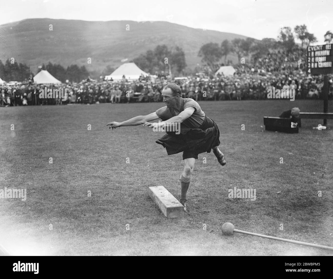 King and Queen at Braemar gathering . D K Michie , winner of putting the 28 lb stone . 7 September 1923 Stock Photo