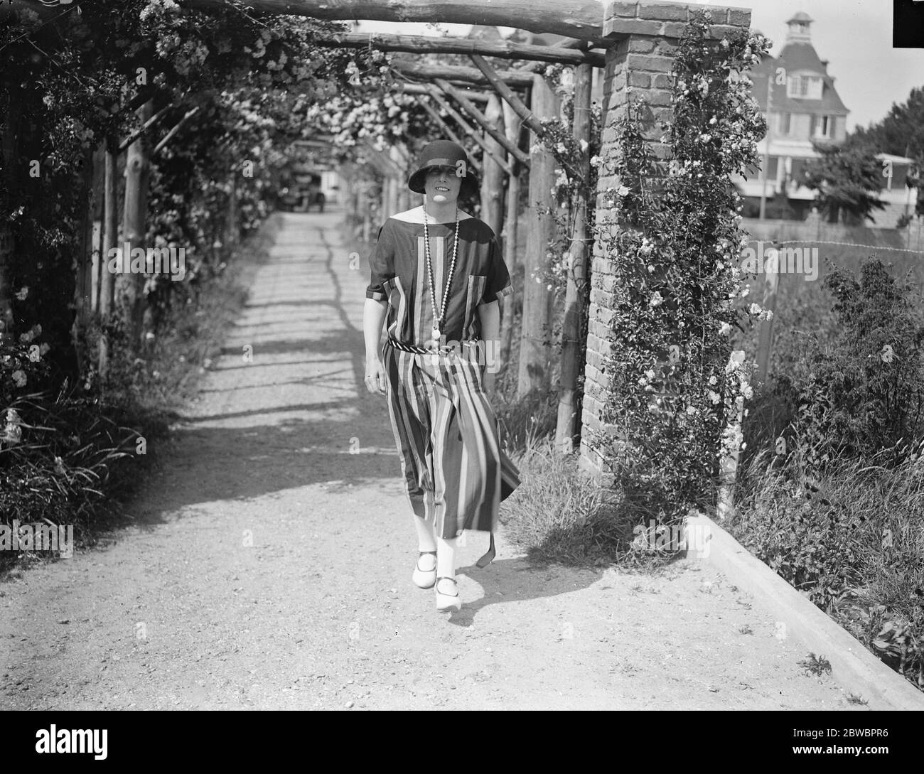 Society on the Golf Links at Le Touquet . The Honourable Mrs Earle on her way to the links. 28 July 1923 Stock Photo