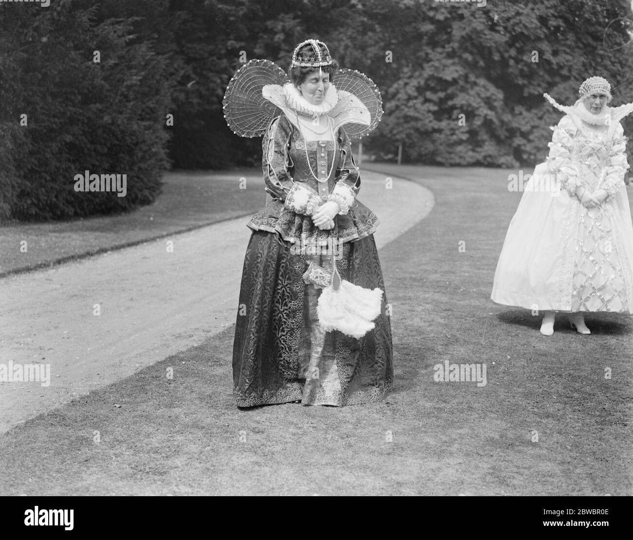 Great historic pagent rehearsed at Arundel castle Queen Elizabeth ( Violet Lady Beaumont 11 August 1923 Stock Photo
