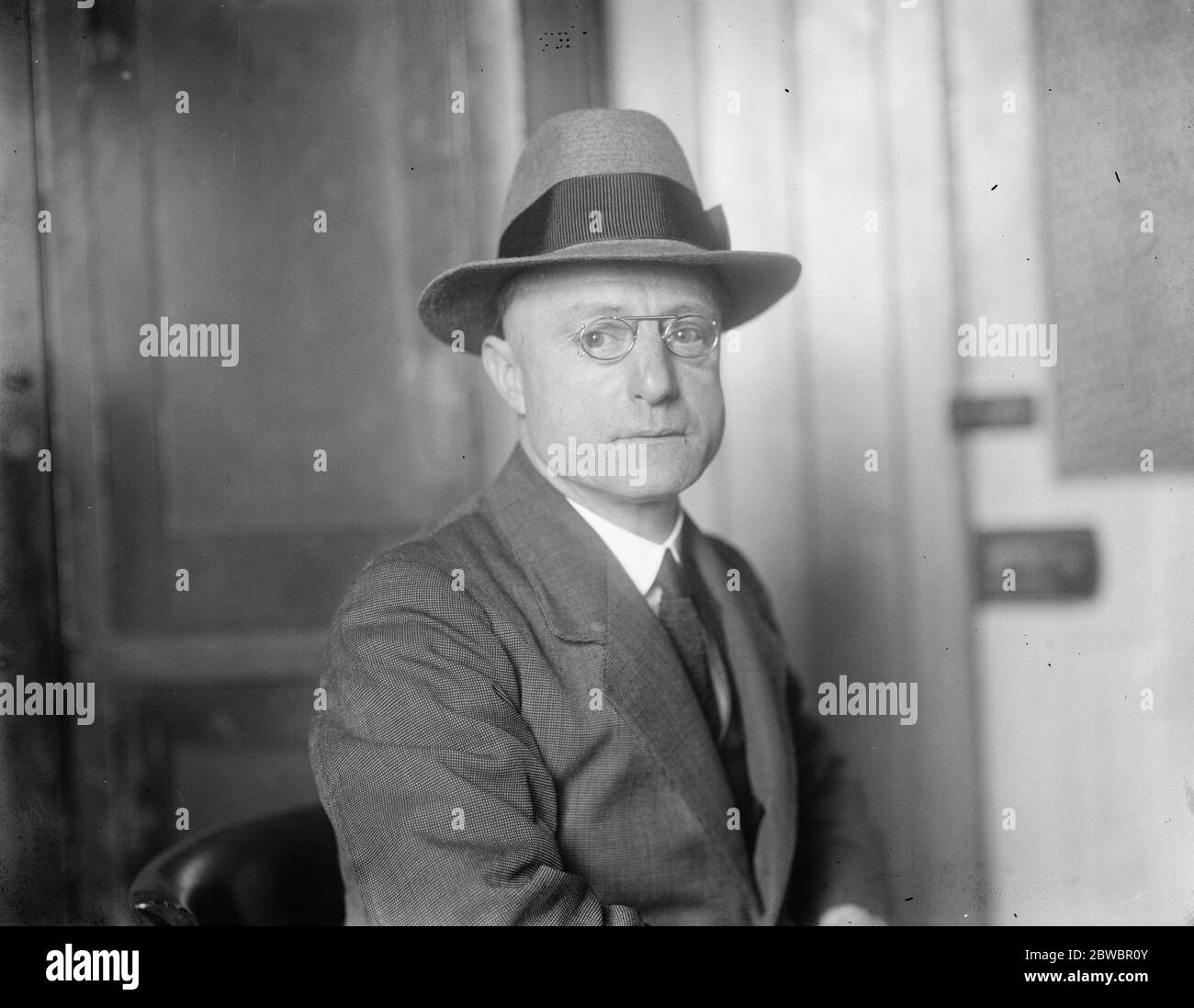 News reporter Black and White Stock Photos & Images - Alamy