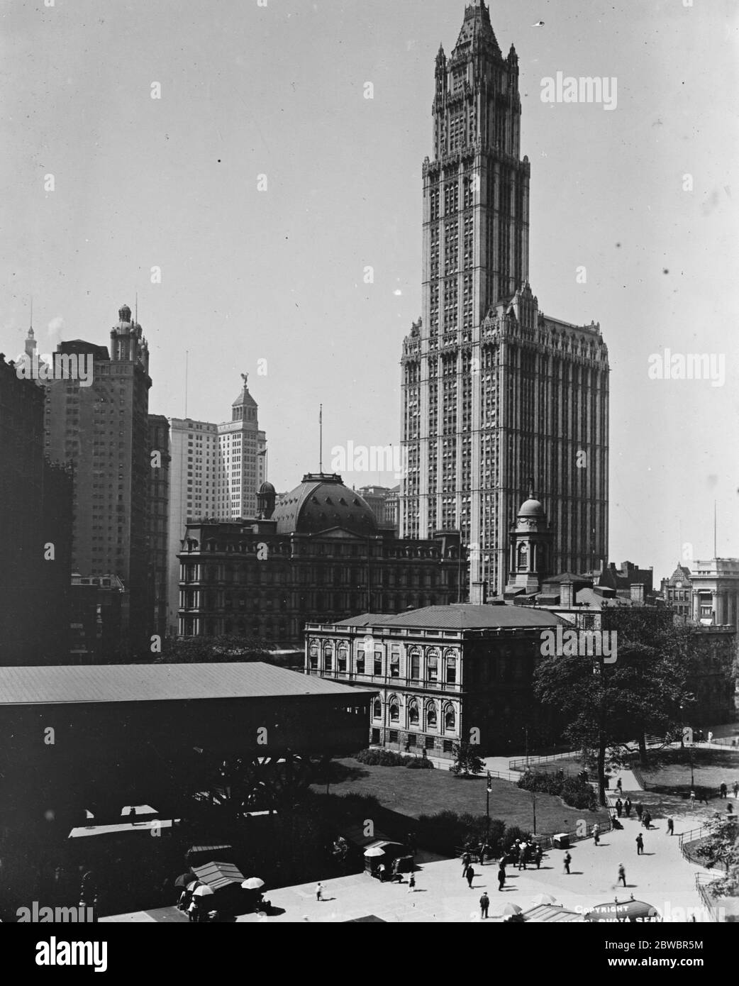 The Woolworth building , New York . 22 July 1925 Stock Photo