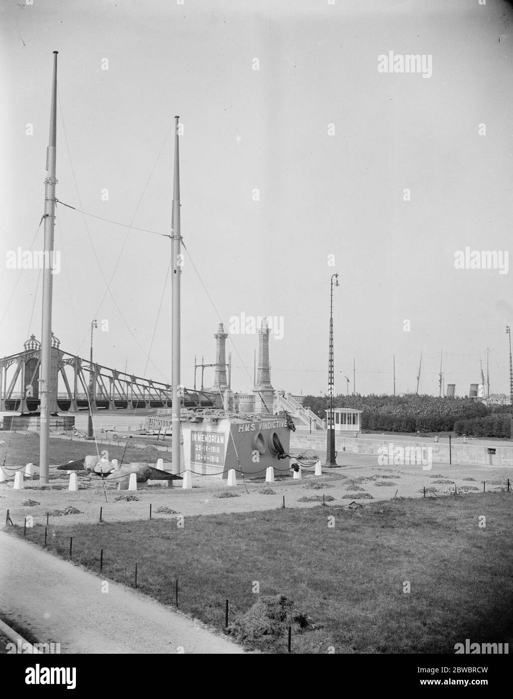 Vindictive  memorial at Ostend . The  Vindictive  Memorial just completed at Ostend takes a very novel form . A close view of  Vindictive 's  bow section as set up in the Memorial . 20 August 1925 Stock Photo