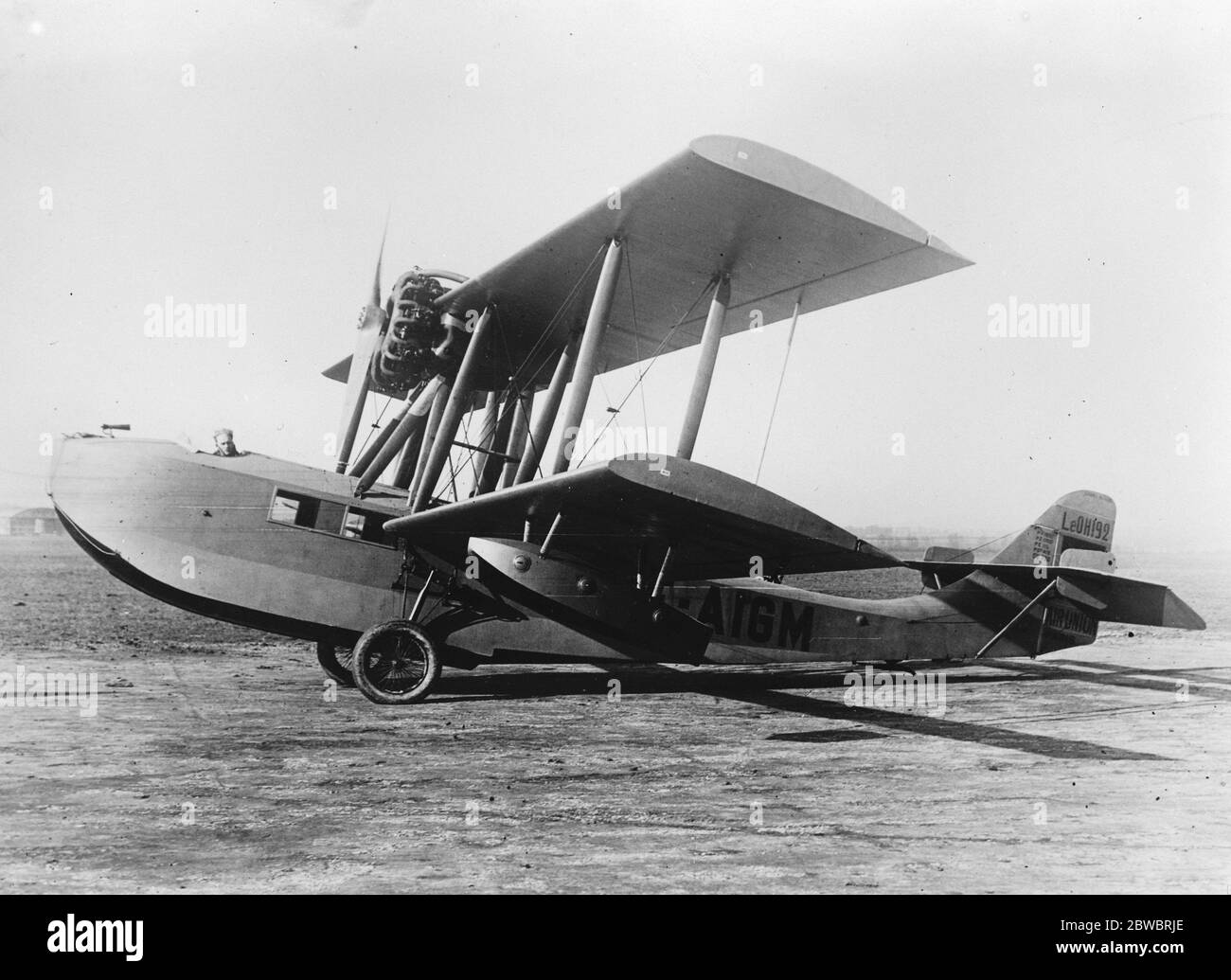 Thames seine flights , daily service hoped for . The amphibian plane which will start from Le Bourget to take up its duty from Hammersmith to Concorde Bridge in Paris . 10 February 1927 Stock Photo