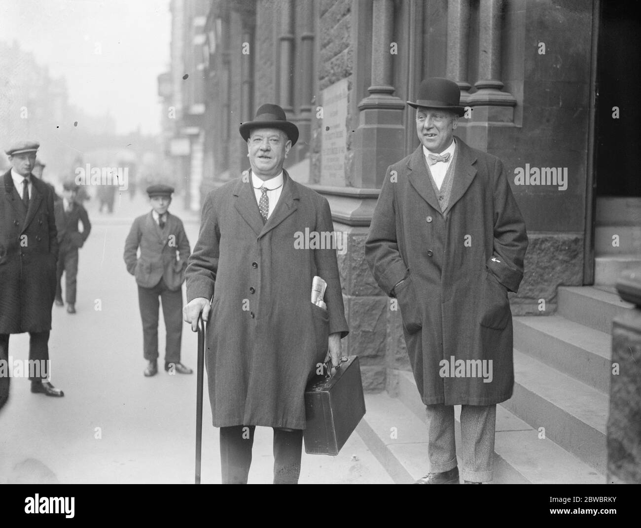 Representatives of seven unions attend mass meting of hoe strikers . Left to right Mr Will Thorne , M P and Mr Hayday M P arriving 10 March 1926 Stock Photo