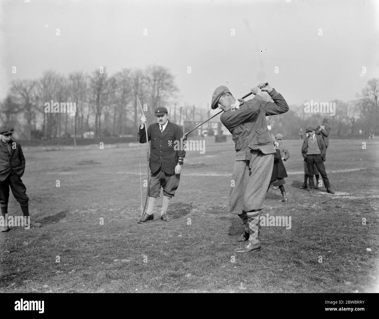 Golf : Ball versus arrow between Cambridge University and Royston Club at Royston . R S Momber , of Trinity College , Cambridge , Captain of the Archers , and R H T Rowley , Captain of the Golfers . 13 March 1926 Stock Photo