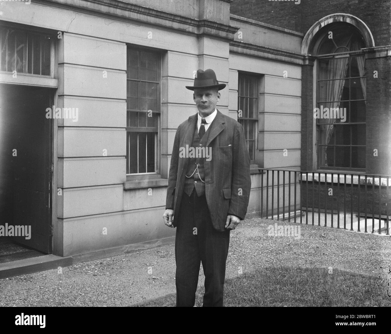 Earl 's daughter to wed . Lady Hermione Herbert , daughter of the Earl